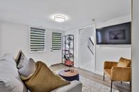 The Alpine Escape by Samsara Resort Top View Downtown 4BR & 3BTHにあるテレビまたはエンターテインメントセンター