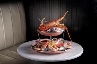 un plato de comida con marisco en una mesa en Mayfair Hotel, en Adelaida