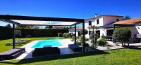 Bazén v ubytovaní VILLA GIOIA + Chalet, Piscine, Pétanque, Jacuzzi & Brasero alebo v jeho blízkosti