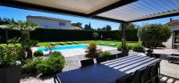 Bazén v ubytovaní VILLA GIOIA + Chalet, Piscine, Pétanque, Jacuzzi & Brasero alebo v jeho blízkosti