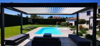 Bazén v ubytovaní VILLA GIOIA + Chalet, Piscine, Pétanque, Jacuzzi & Brasero alebo v jeho blízkosti
