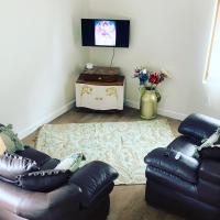 Televízia a/alebo spoločenská miestnosť v ubytovaní Le carrosse, la diligence, centre Saint Jean de Losne tarif 2pers 1 chambre, tarif 4 pers 2 chambres
