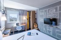 Hotel ibis Porto Gaiaにあるテレビまたはエンターテインメントセンター