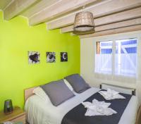 a bedroom with a bed with two flowers on it at Village Drôles d&#39;Oiseaux in Le Teich