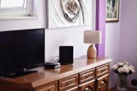 Televízia a/alebo spoločenská miestnosť v ubytovaní Lavender cozy & lovely 17