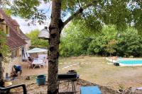 a backyard with a swimming pool and a tree at Maison périgourdine avec vue et piscine chauffée in Peyzac-le-Moustier