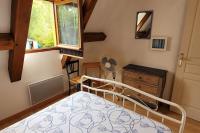 a bedroom with a bed and a dresser and a window at Maison périgourdine avec vue et piscine chauffée in Peyzac-le-Moustier