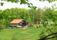 Un edificio con un grupo de personas delante de él. en Kamp restavracija Gladiator, en Žetale