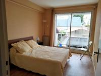 Tempat tidur dalam kamar di Appartement Les Sables-d&#39;Olonne, 2 pi&egrave;ces, 5 personnes - FR-1-331-100