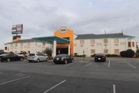 Un estacionamiento con autos estacionados frente a un hotel. en Howard Johnson by Wyndham Tifton GA I-75, en Tifton