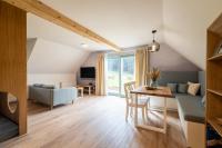 ein Wohnzimmer mit Esstisch und Couch in der Unterkunft Apartmány U 3 Zbujů in Malenovice
