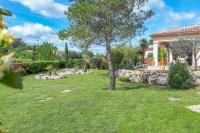 Vonkajšia záhrada v ubytovaní Anduze Gîte Les Pins au "Petit Clos des Cigales"