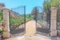 Vonkajšia záhrada v ubytovaní Anduze Gîte Les Pins au "Petit Clos des Cigales"