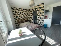 Televízia a/alebo spoločenská miestnosť v ubytovaní Studio petit plus gaming !