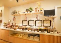 um balcão em um restaurante com alguns alimentos em Bloom Hotel - Koramangala em Bangalore