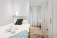 Postel nebo postele na pokoji v ubytování LOS BOLICHES 2ND LINE BEACH APARTMENT