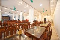 une grande chambre avec des tables et des chaises. dans l'établissement Khách Sạn Mai Trang Sầm Sơn, à Sầm Sơn