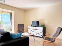 Televízia a/alebo spoločenská miestnosť v ubytovaní Appartement 2 pièces climatisé avec parking proche plage - FR-1-251-463