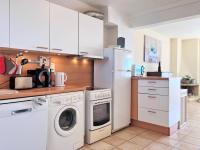 Kuchyňa alebo kuchynka v ubytovaní Appartement 2 pièces climatisé avec parking proche plage - FR-1-251-463