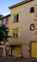 a yellow and white building with a yellow door at Bel appartement, 2 chambres, centre ville in Thiers