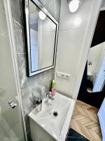 Kúpeľňa v ubytovaní PLATINUM metro x2 WiFi 350 MBs Netflix HBO AppleTV