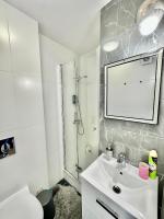 Kúpeľňa v ubytovaní PLATINUM metro x2 WiFi 350 MBs Netflix HBO AppleTV
