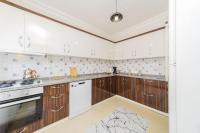 Een keuken of kitchenette bij Spacious and Cozy Apartment in Muratpasa Antalya