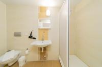 Een badkamer bij Spacious and Cozy Apartment in Muratpasa Antalya
