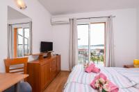 TV a/nebo společenská místnost v ubytování Lulak Studio Apartments