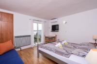 TV a/nebo společenská místnost v ubytování Lulak Studio Apartments