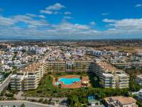 Una vista aérea de una ciudad con apartamentos y piscina. en AL - Maré, en Albufeira