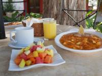 uma mesa com dois pratos de comida e uma taça de fruta em Hotel El Farol em Parras de la Fuente