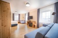 A television and/or entertainment centre at Das Grüne Hotel zur Post - 100 % BIO