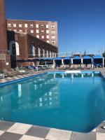 Una gran piscina azul frente a un edificio en Berkeley Oceanfront Hotel, en Asbury Park