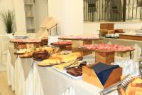 een tafel met veel verschillende soorten voedsel erop bij Hotel Diamante in Cattolica