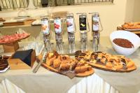 een tafel met een bord eten en flessen bier bij Hotel Diamante in Cattolica