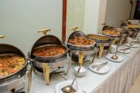 Un buffet con muchas ollas de comida en una mesa. en Diyafat Al Saada Residential Units -Hafr Abatin, en Abū Qa‘ar