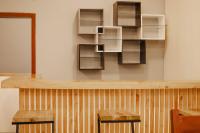 een toonbank met twee banken en planken aan de muur bij The Okaseni Lodge in Arusha