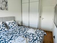 Schlafzimmer mit einem Bett mit blauer und weißer Bettwäsche in der Unterkunft Oasis in Jajinci