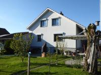 una casa blanca con un jardín delante en 22 – Zimmer & Zmorge, en Kreuzlingen