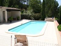 Basen w obiekcie Belle Villa provençale avec piscine à Brignoles lub w pobliżu