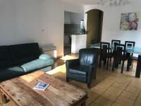 Część wypoczynkowa w obiekcie Belle Villa provençale avec piscine à Brignoles
