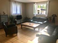 Część wypoczynkowa w obiekcie Belle Villa provençale avec piscine à Brignoles