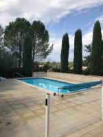 Basen w obiekcie Belle Villa provençale avec piscine à Brignoles lub w pobliżu