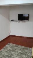 Casa Completa com 03 quartos a um quarteirão da Basílica Nacionalにあるテレビまたはエンターテインメントセンター