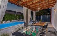 Vista de la piscina de Awesome Apartment In Svetvincenat With Wifi o alrededores
