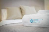Postel nebo postele na pokoji v ubytování MARBELLA BANUS SUITES - Banus Playa Rocio Beachside Complex