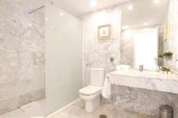 Koupelna v ubytování MARBELLA BANUS SUITES - Banus Playa Rocio Beachside Complex