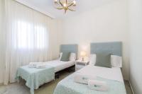 Postel nebo postele na pokoji v ubytování MARBELLA BANUS SUITES - Banus Playa Rocio Beachside Complex