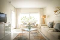 TV a/nebo společenská místnost v ubytování MARBELLA BANUS SUITES - Banus Playa Rocio Beachside Complex